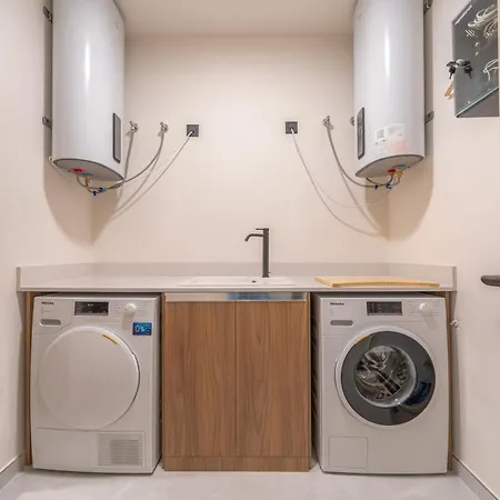 Spacious Retreat, Jacuzzi, Sauna & Valletta Views Apartment