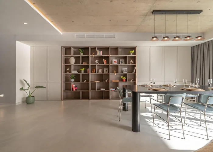 Spacious Retreat, Jacuzzi, Sauna & Valletta Views *