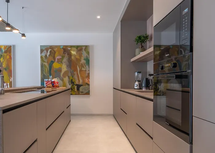 Spacious Retreat, Jacuzzi, Sauna & Valletta Views Apartment *